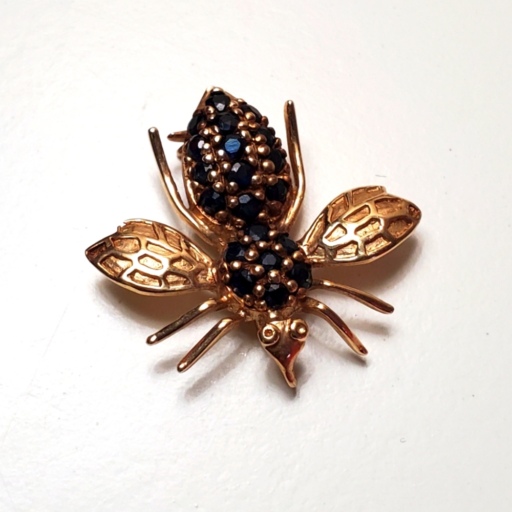 14kt gold bee brooch.